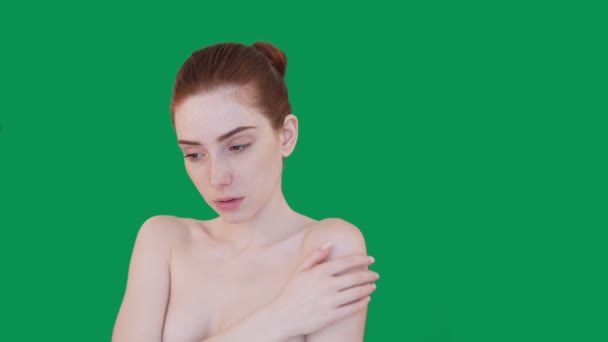 Young redhead woman shows differents emotions. Sad and hapiness. — Stock Video