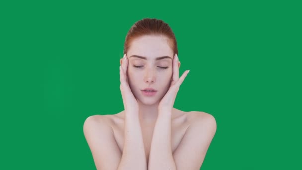Schoonheid portret van redhead vrouw met een perfecte huid — Stockvideo