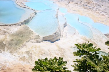 Turkuaz su Pamukkale Travertenleri.