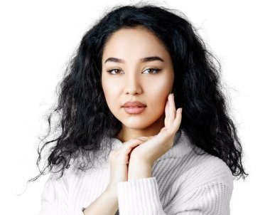 Kıvırcık siyah saçlı Genç kadın.