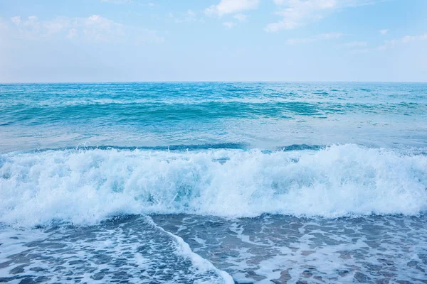 Beautiful view of splashing blue waves near the beach. — Stock Photo, Image