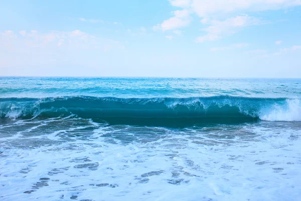 Bela vista de ondas azuis salpicando perto da praia . — Fotografia de Stock