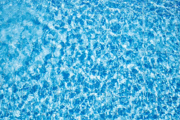 Голубая чистая вода в бассейне . — стоковое фото