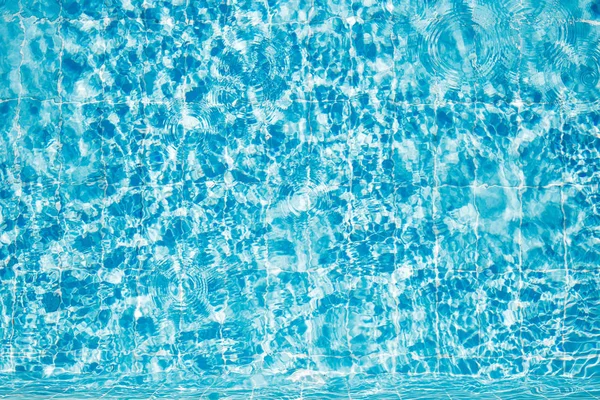 Mavi açık su yüzme havuzunda. — Stok fotoğraf