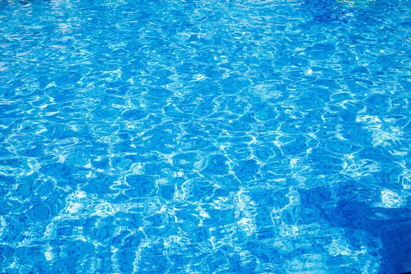 Blaues klares Wasser im Schwimmbad. — Stockfoto