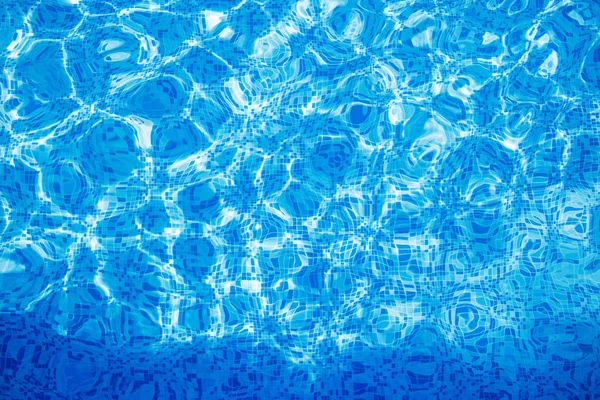 Blaues klares Wasser im Schwimmbad. — Stockfoto