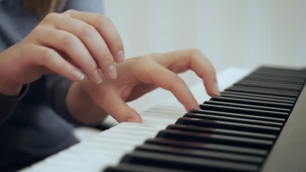Close-up womans hands shows how to play the piano. — Stock Video