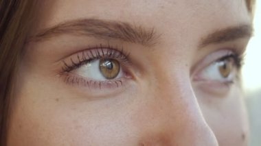 kadın yüzünü kapat