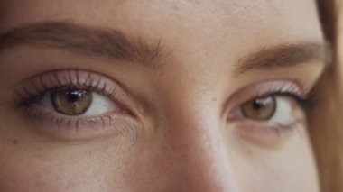 kadın yüzünü kapat