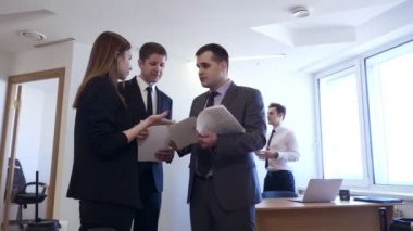 Kadın meslektaşı ile işadamları ofiste belgelerle standları.