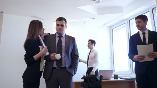 Бизнесмен с коллегой-женщиной флиртует в офисе . — стоковое видео