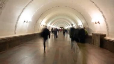 Moskova, Rusya - 12 Ekim 2018: Acele insanlar için yeraltı geçişi