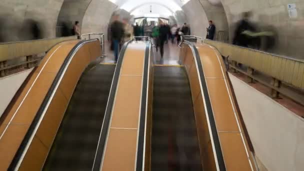 MOSCOW, RÚSSIA - 12 de outubro de 2018: pessoas anônimas do metrô . — Vídeo de Stock