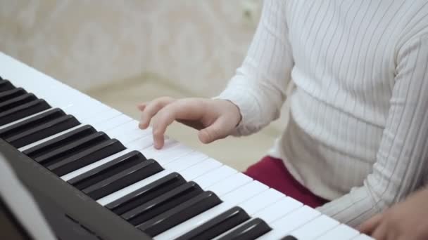 Vista de perto em mãos de crianças tocando no piano . — Vídeo de Stock