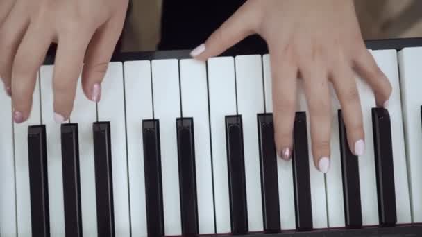 Vista superior de la maestra con la niña jugando en el piano eléctrico . — Vídeos de Stock