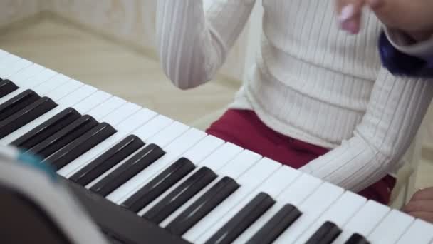 피아노에서 연주하는 어린이 의 손에 대한 클로즈업 보기. — 비디오
