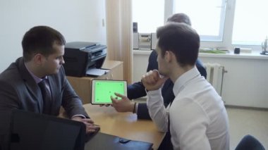 Genç iş adamları grubu ofiste toplantı var.