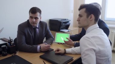 Genç iş adamları grubu ofiste toplantı var.
