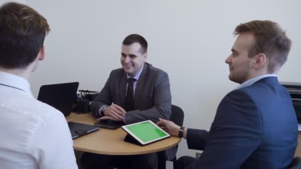 Junge Geschäftsleute treffen sich im Büro. — Stockvideo