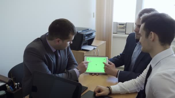 Junge Geschäftsleute treffen sich im Büro. — Stockvideo