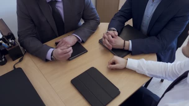 Geschäftsleute treffen sich im Büro. — Stockvideo