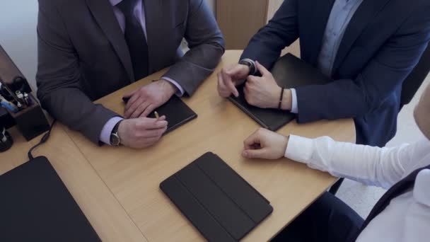 La gente de negocios se reúne en la oficina . — Vídeos de Stock