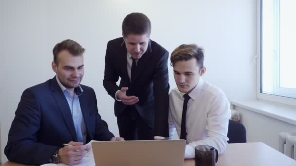 La femme est assise au bureau, l'équipe est debout autour d'elle . — Video