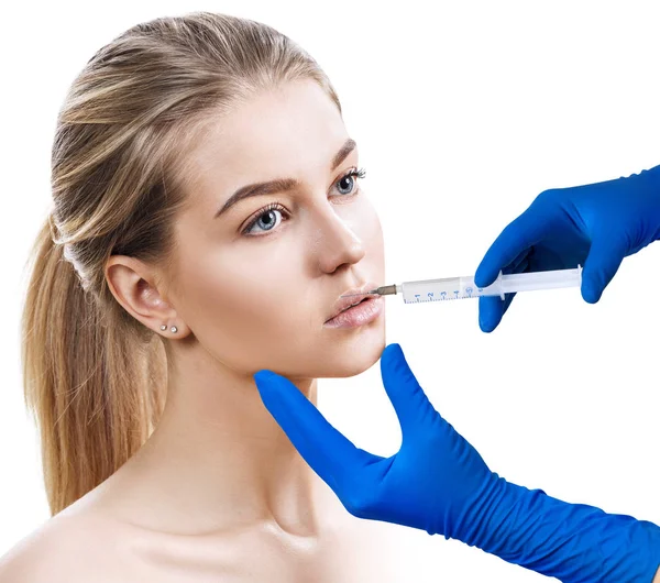 Jonge vrouw krijgt cosmetica injectie. — Stockfoto