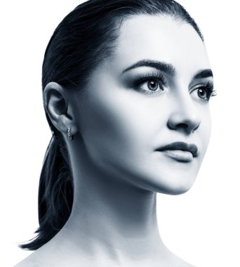 Mükemmel cilt ile güzel kadın yüzünde yan görünümü.