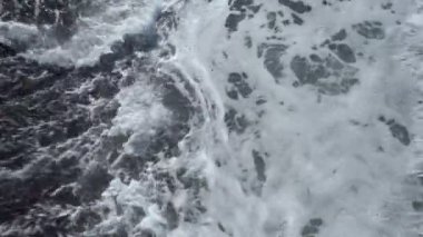 Okyanus dalgası ve beyaz deniz köpüğüüst görünümü.