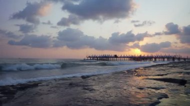 Kayalık plajda sahil iskelesinde güzel görünüm.