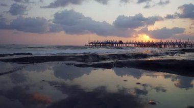 Kayalık plajda sahil iskelesinde güzel görünüm.