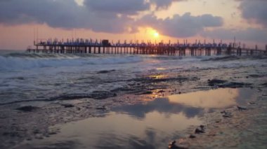 Kayalık plajda sahil iskelesinde güzel görünüm.