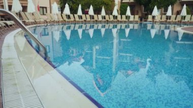 Otelin yakınındaki boş yüzme havuzu ve salonlarda güzel manzara.