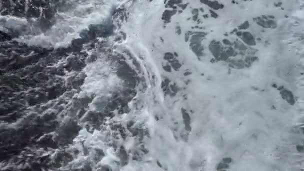 Vue de dessus des vagues océaniques et de la mousse de mer blanche . — Video