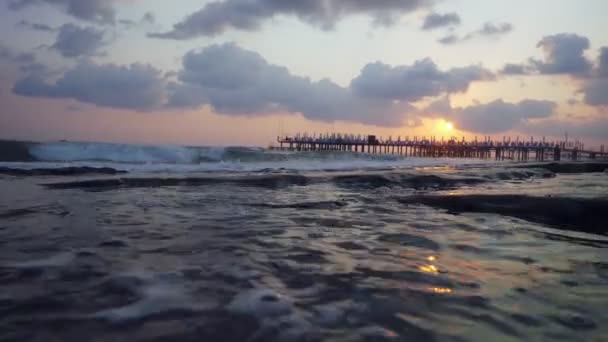 Piękny widok na wybrzeżu molo na kamienistej plaży. — Wideo stockowe