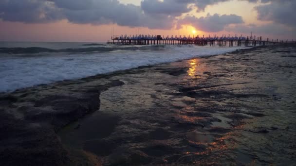 Piękny widok na wybrzeżu molo na kamienistej plaży. — Wideo stockowe