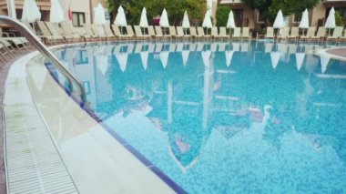 Otelin yakınındaki boş yüzme havuzu ve salonlarda güzel manzara.