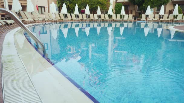 Beautiful view on empty swimming pool and lounges near hotel. — Stock Video