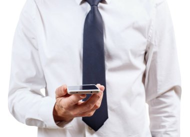 kezében fehér smartphone-val üres képernyő.