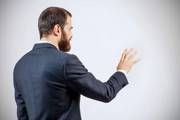 スーツを着たビジネスマンは、広い指で伸ばされた手を示しています. — ストック写真