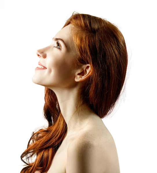 Młody rudowłosy kobieta patrząc w górę i uśmiechnięty. — Zdjęcie stockowe
