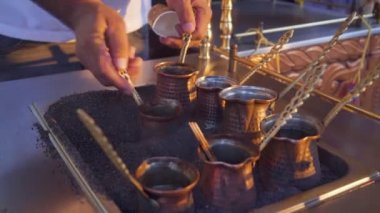 Eller türk sokağında kumda geleneksel kahve demledi.