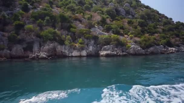 Vue depuis le bateau. Le bateau flotte près du rivage . — Video