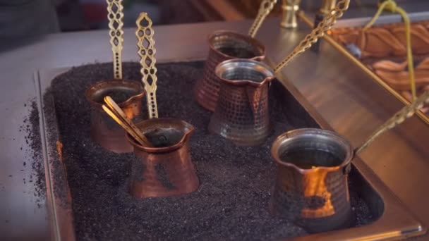 Ruce uvařily tradiční kávu v písku na turecké ulici. — Stock video