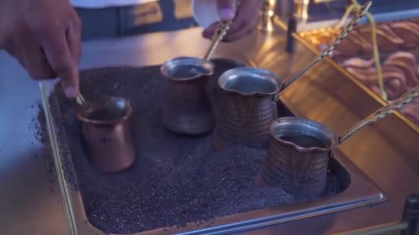 Mãos fabricado café tradicional na areia na rua turca . — Vídeo de Stock