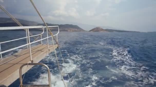 Vue du bateau flottant dans la mer . — Video