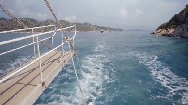 Vista desde el barco flotando en el mar . — Vídeos de Stock