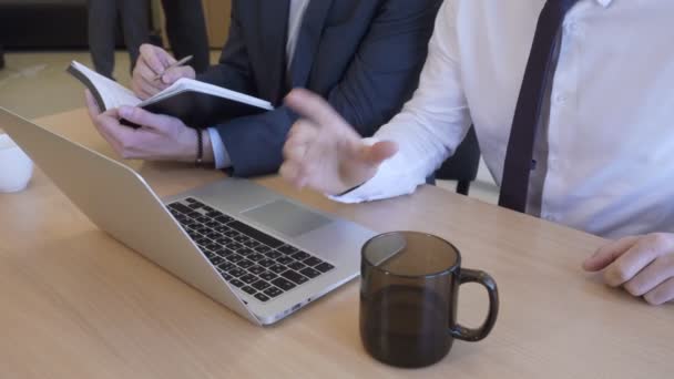 Üzletemberek ül az íróasztalon, és együtt dolgoznak a laptop. — Stock videók