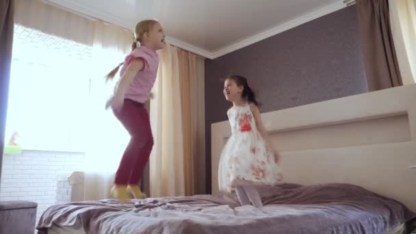 Deux petites filles sautant sur le lit . — Video